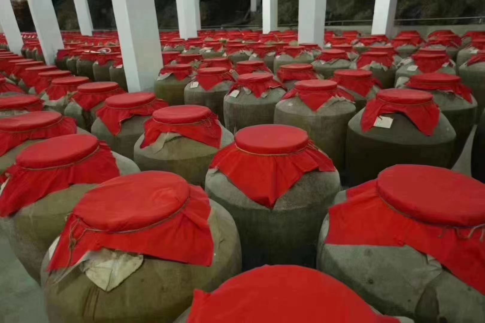 展示现代化酒厂内福杏酒的灌装与检测流程,体现科技与传统的结合 福杏酒生产线场景图