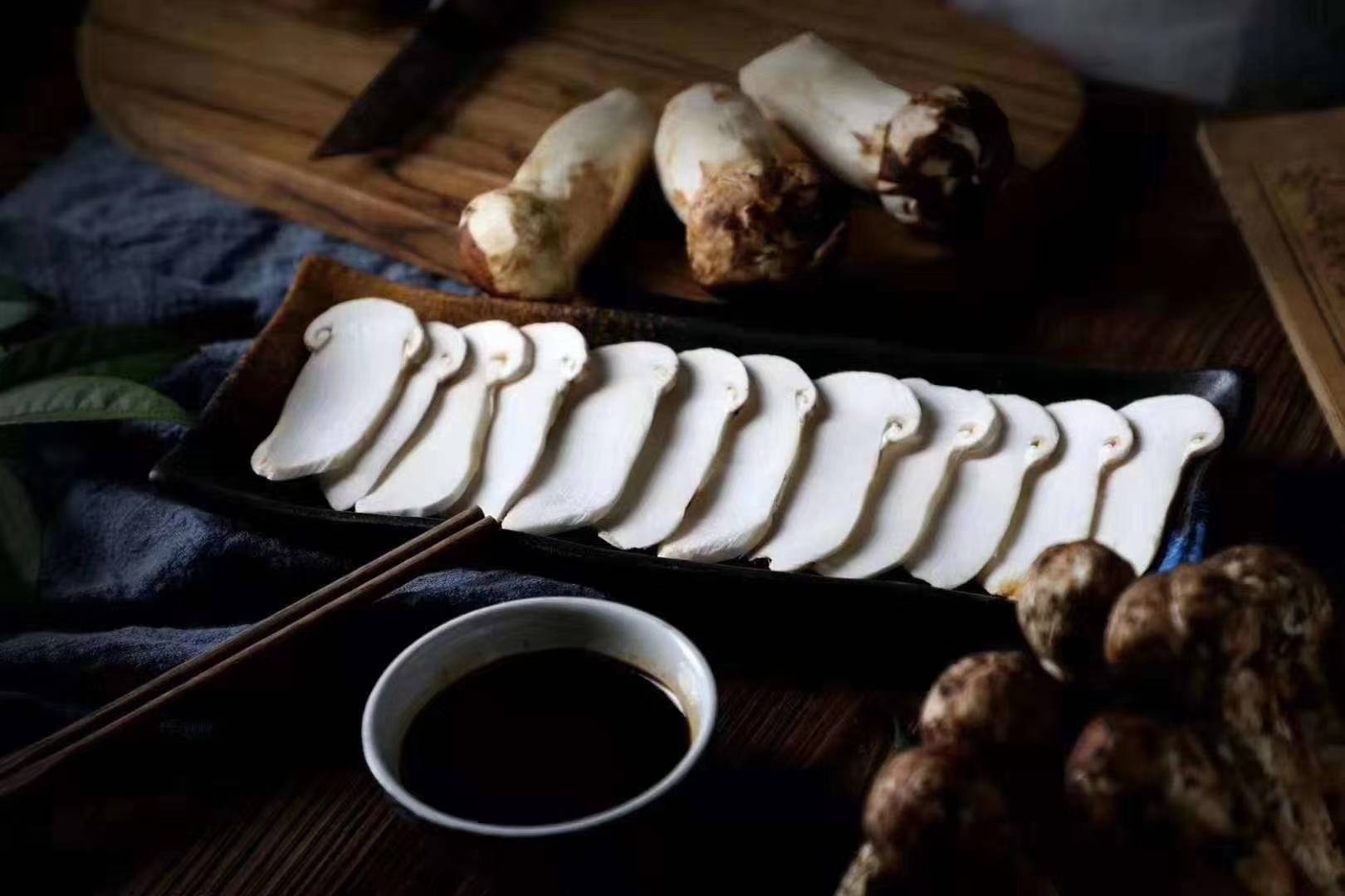 野生松茸烹饪场景