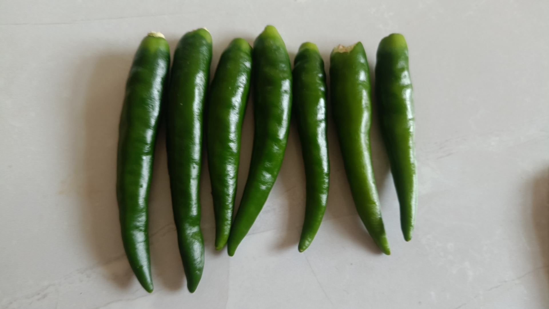 农家厨房中的青色小米椒料理