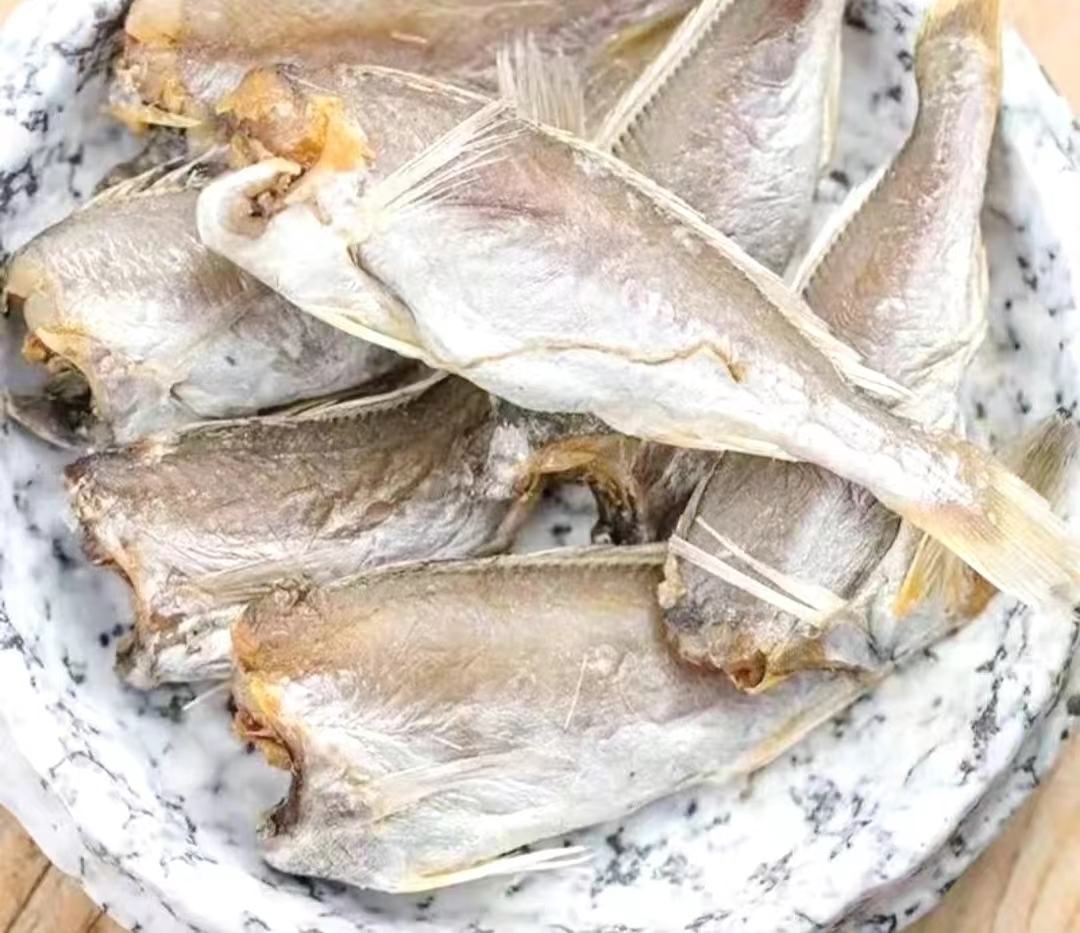全景构图:左侧玻璃罐盛装琥珀色带鱼酥(整条清晰可见,光泽油润不泛白);右侧分三小碟——黄酒浸渍款、拌饭款(米饭粒分明、酥粒金黄)、酸奶蓝莓款(紫红果酱衬托酥粒);背景虚化处可见食品级铝箔自封袋与真空机,强调科学储存 带鱼酥成品与创意吃法图