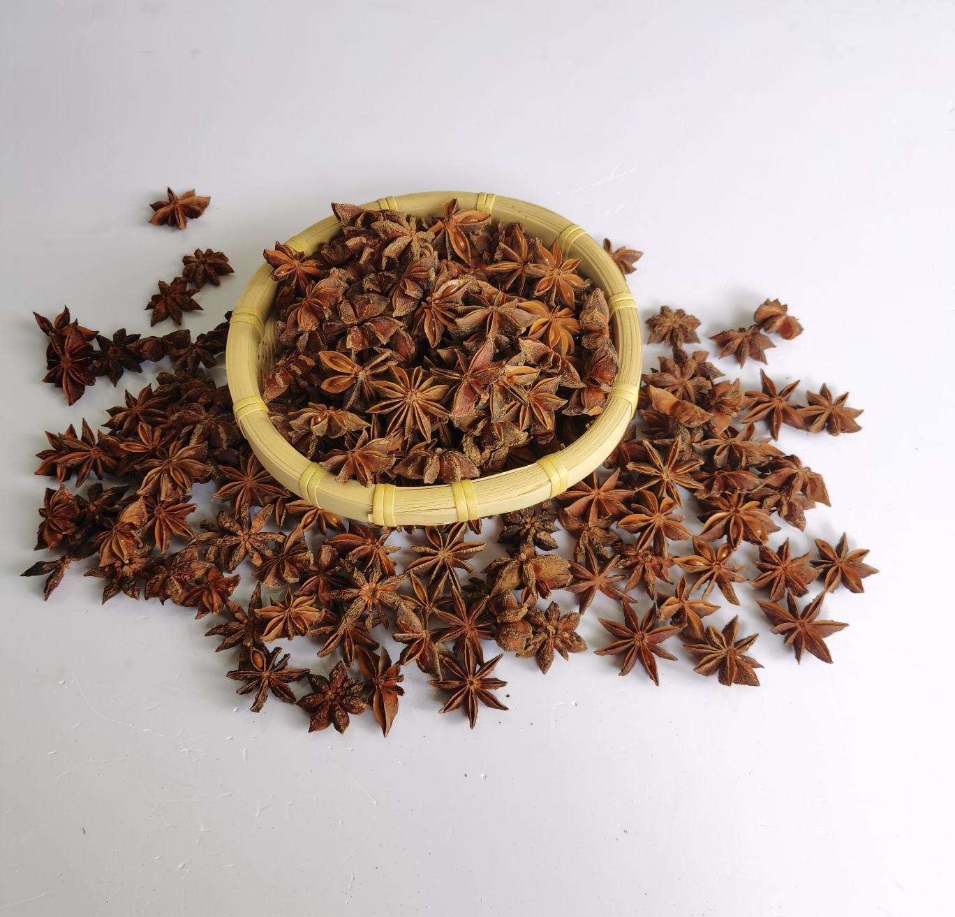 调配好的蘸料碗特写图