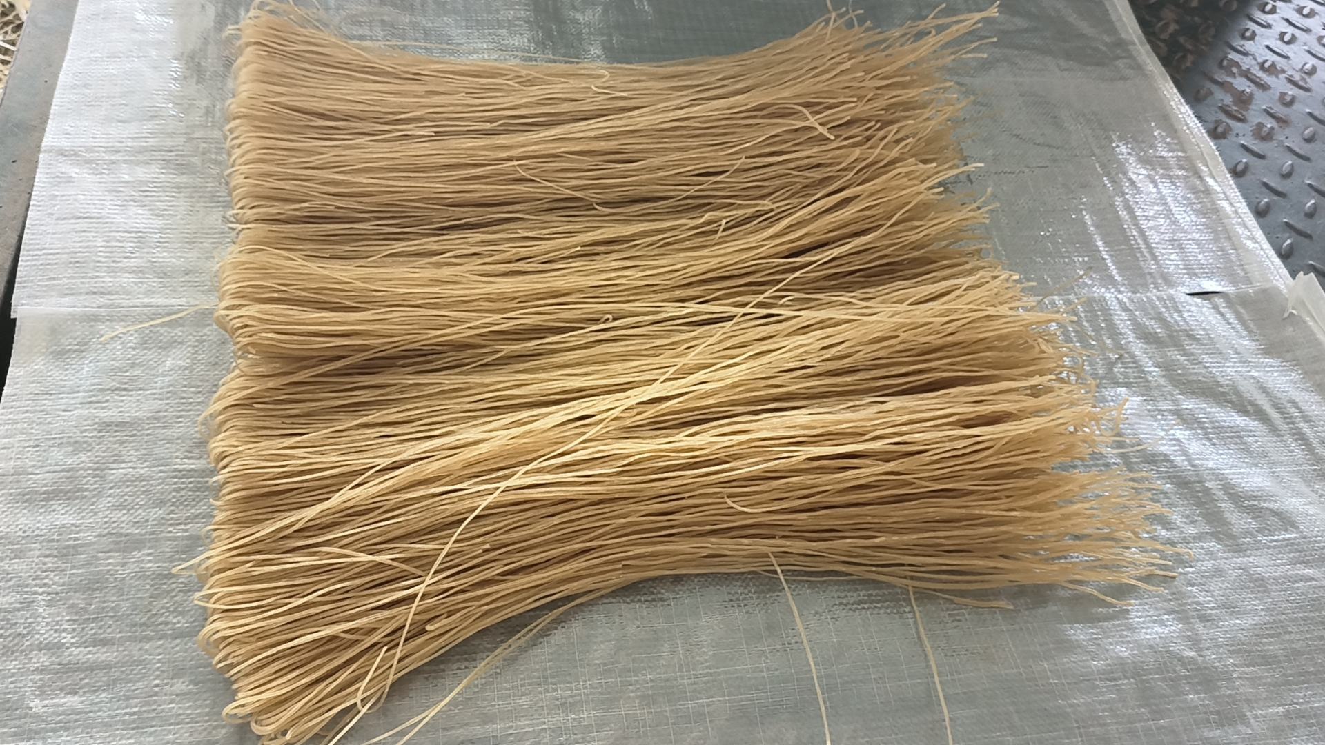 香芹粉条的食材准备