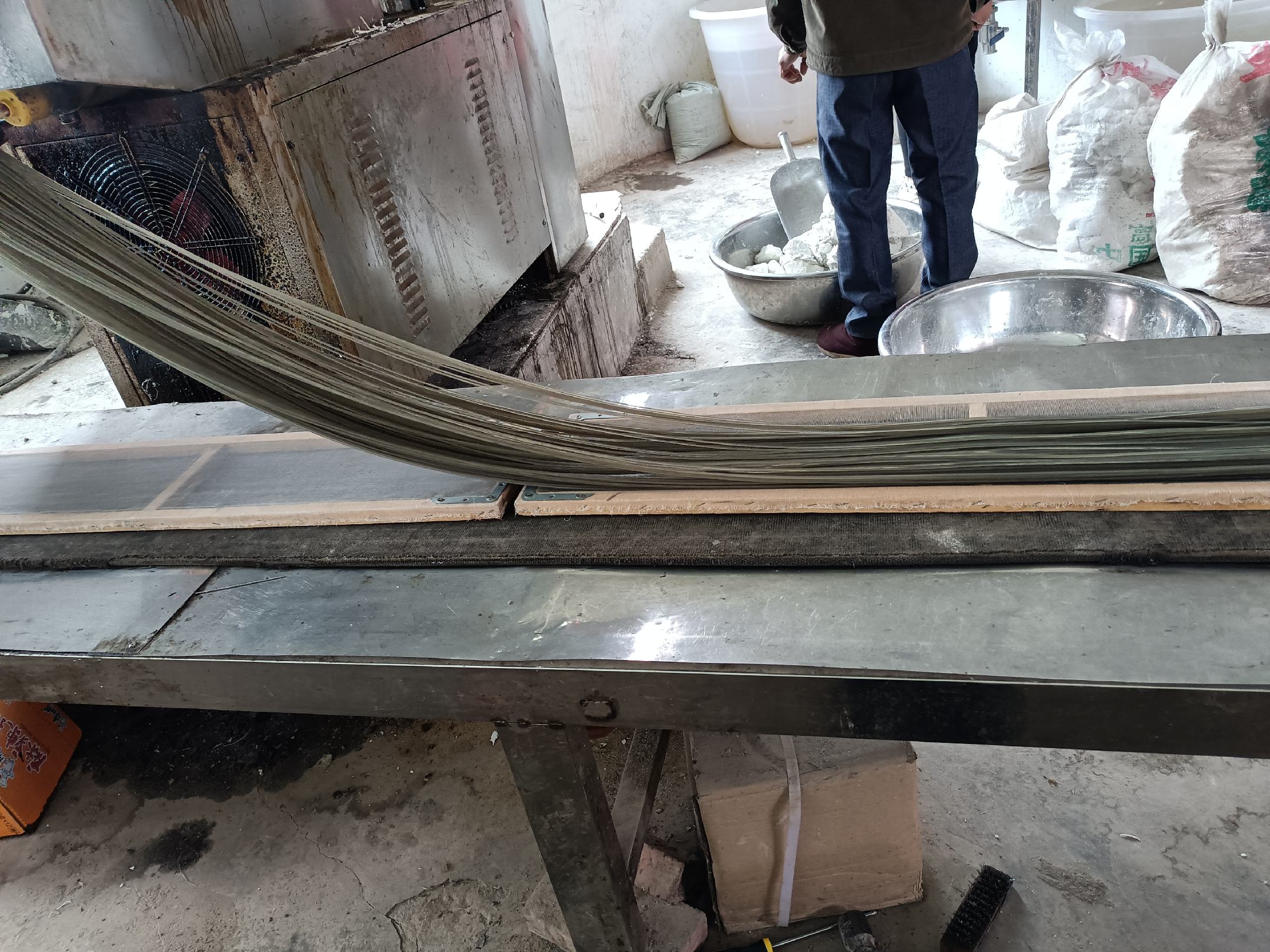 人工授粉使用的花粉、毛笔、喷粉器等工具展示 人工授粉工具展示