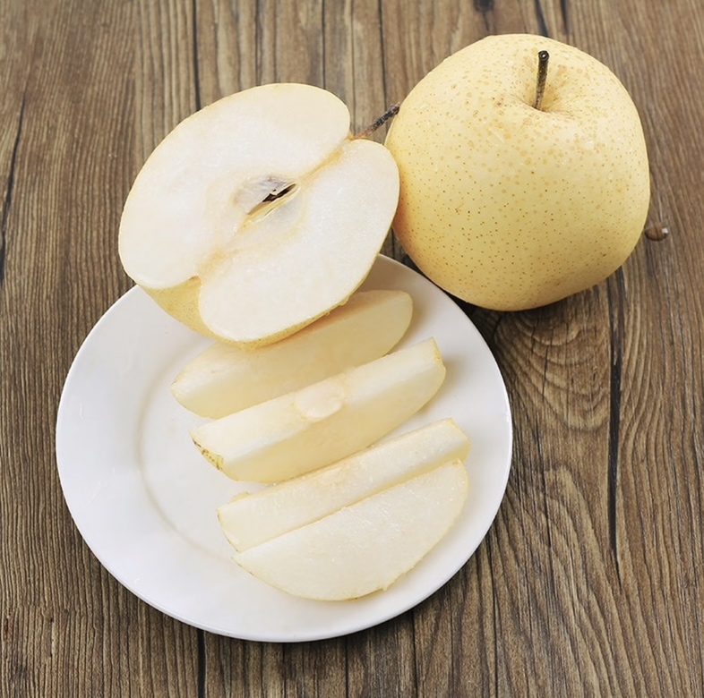 一块完整的金花梨原木横截面,展示其金黄色的心材区域与明显的深色纹理走向,表面光滑并带有自然光泽,边缘可见树皮残留,背景为木质工作台 金花梨原木切面特写