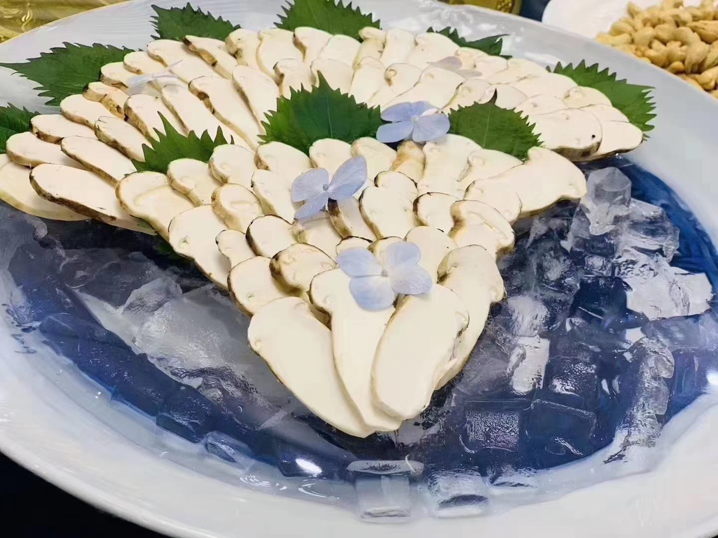 长白山松茸刺身摆盘图