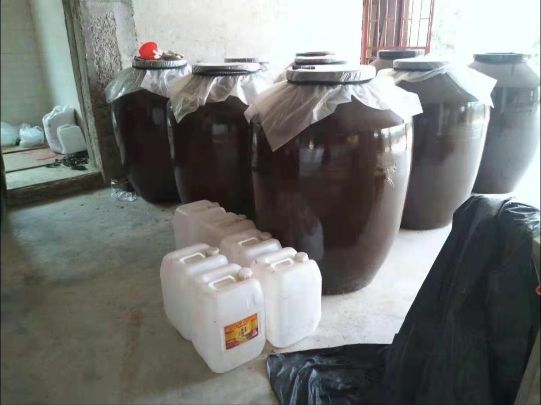 传统陶坛与玻璃罐中的板栗酒成品展示