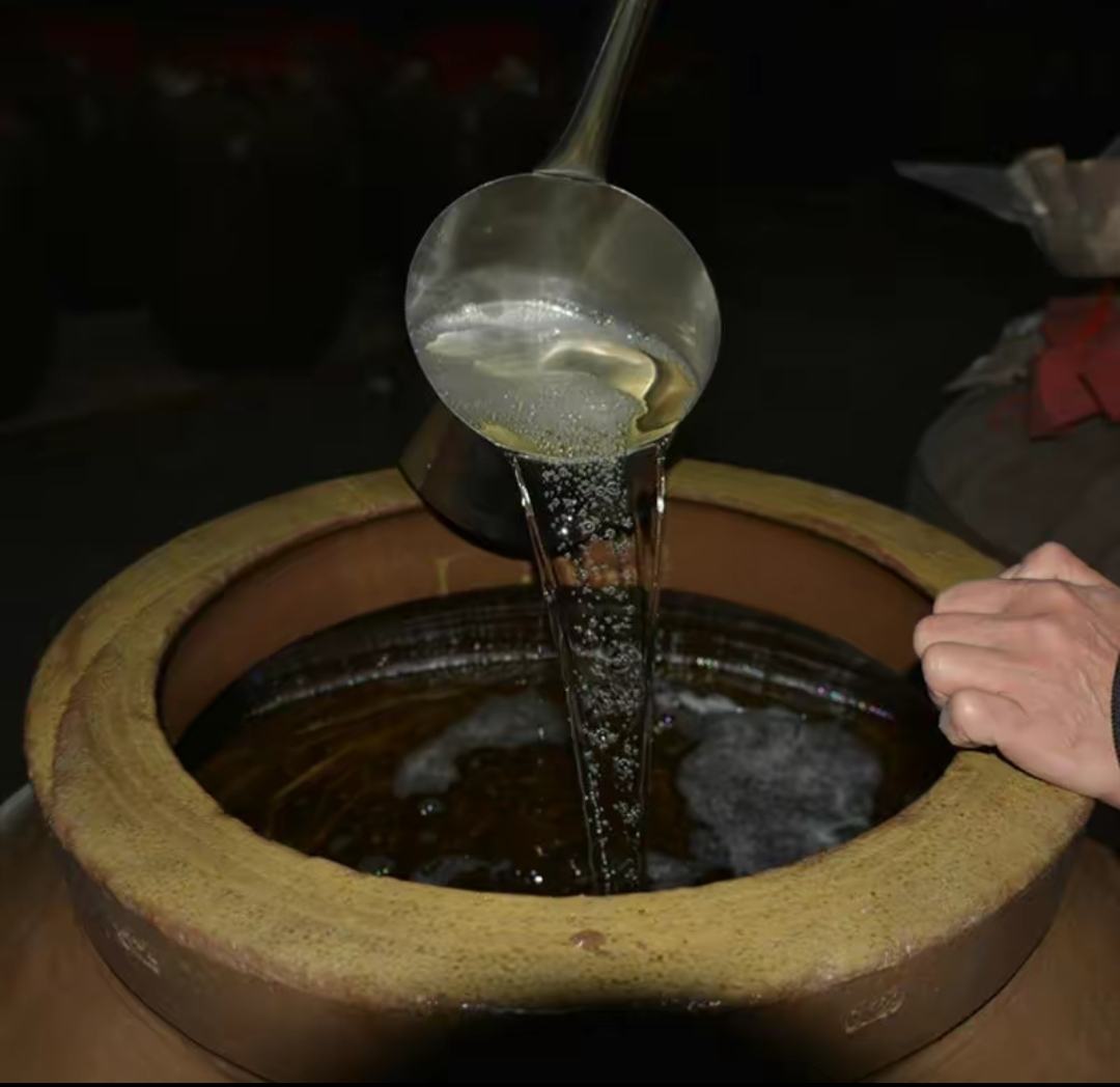 胡椒炖酒制作过程,展示胡椒与酒的融合过程 胡椒炖酒制作过程