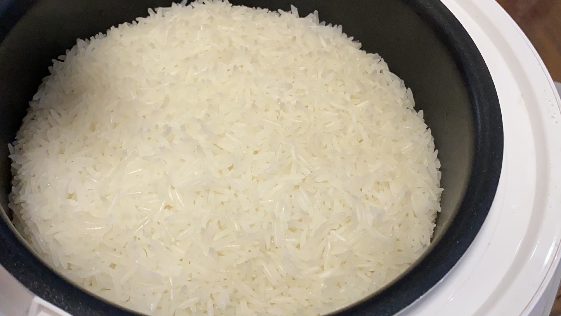 一锅刚煮好的长粒香绿色大米饭