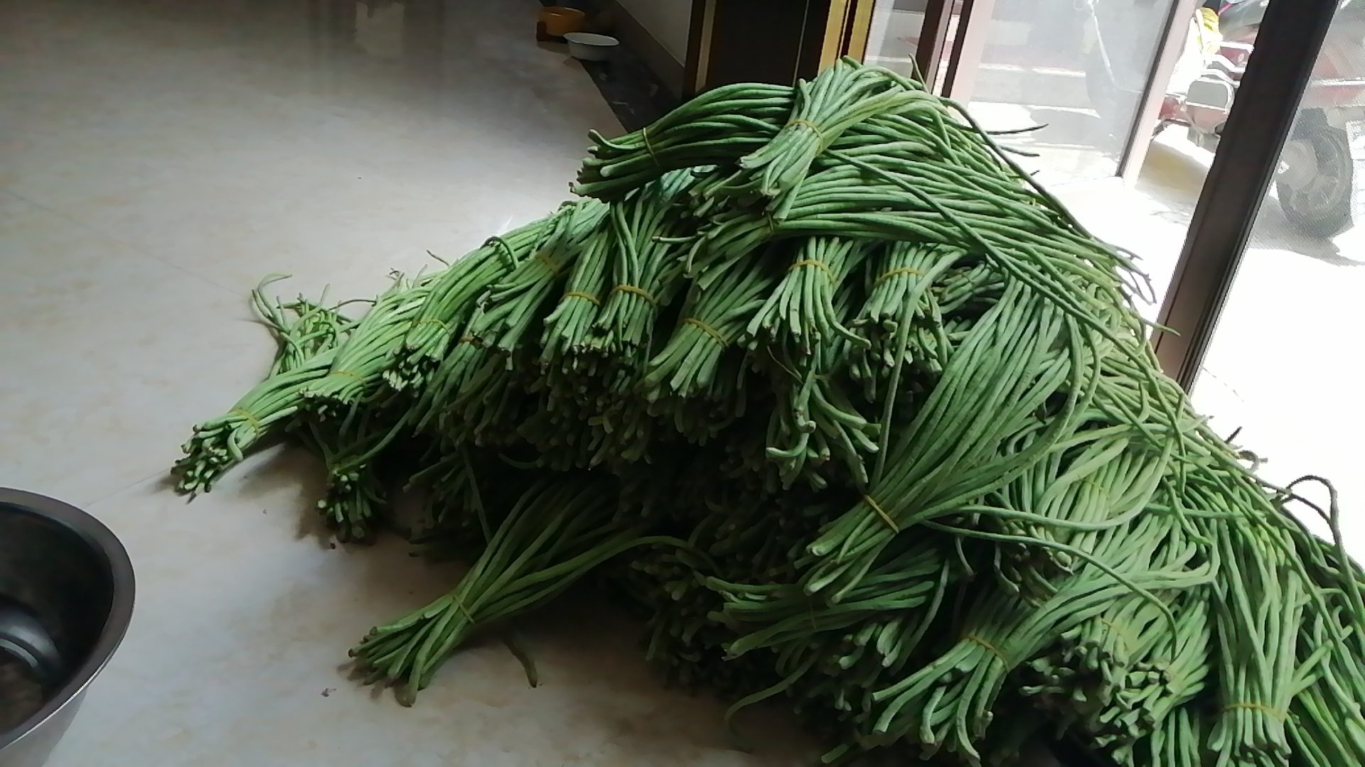 毛豆角冷冻保存前的焯水过程