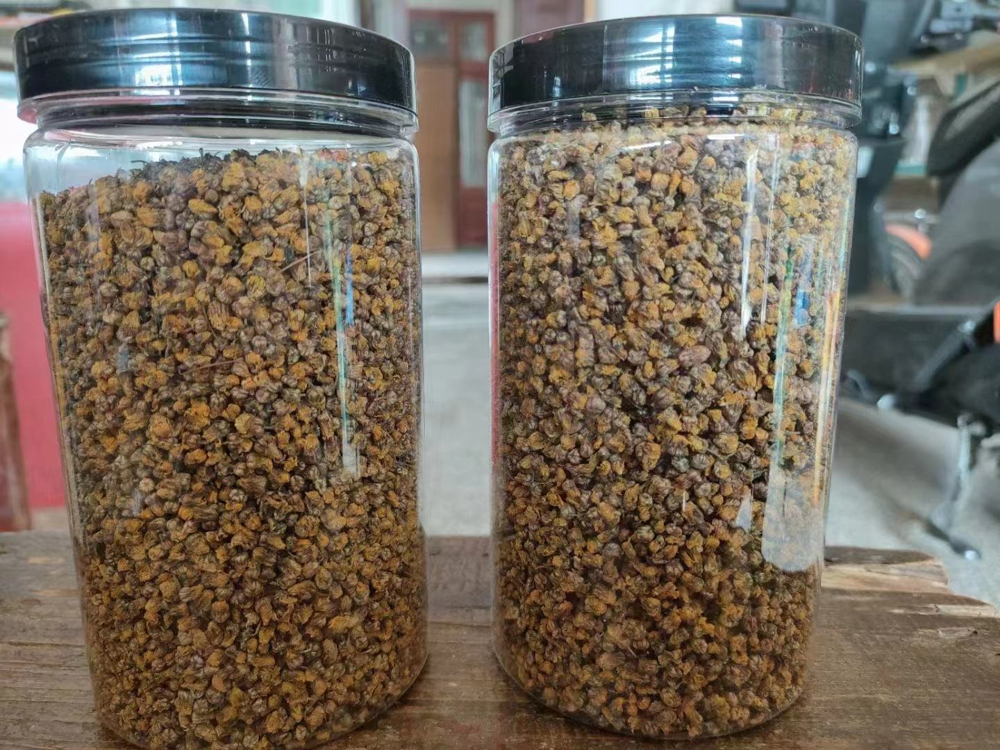 密封罐中储存的干野菊花