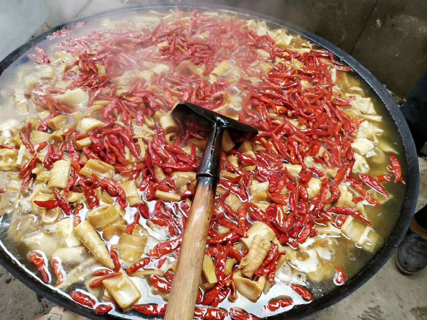 家庭厨房中清炒雷竹笋过程