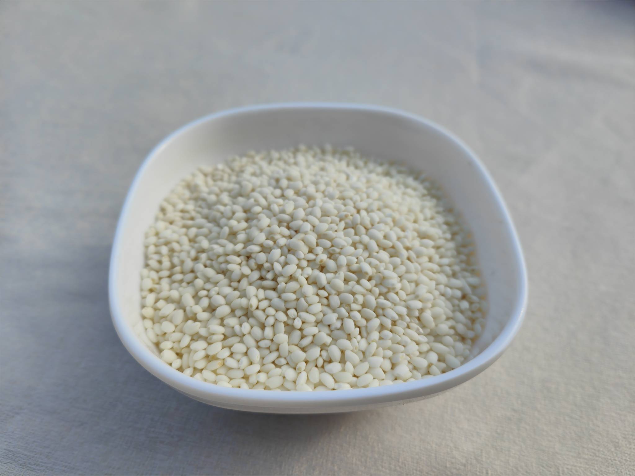 展示桂圆、糯米、红豆、莲子、薏米、红枣、枸杞、绿豆等八宝粥常用食材的拼盘照片 桂圆八宝粥食材组合图