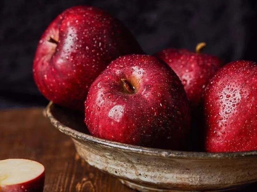 成熟的花牛苹果特写