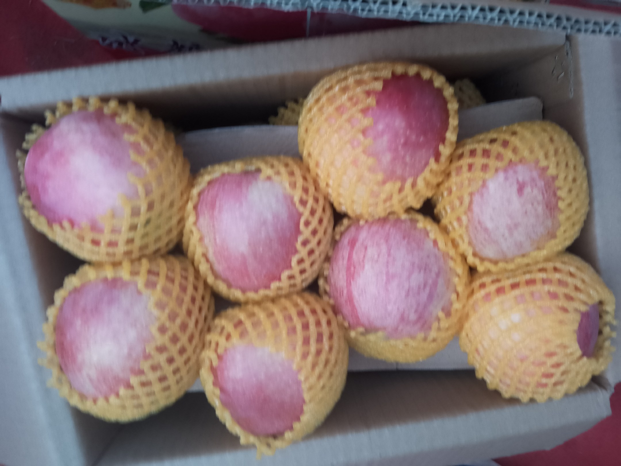 展示广东红星苹果的精品包装与线上销售场景,包括电商平台页面与物流打包现场 广东红星苹果包装与市场销售图