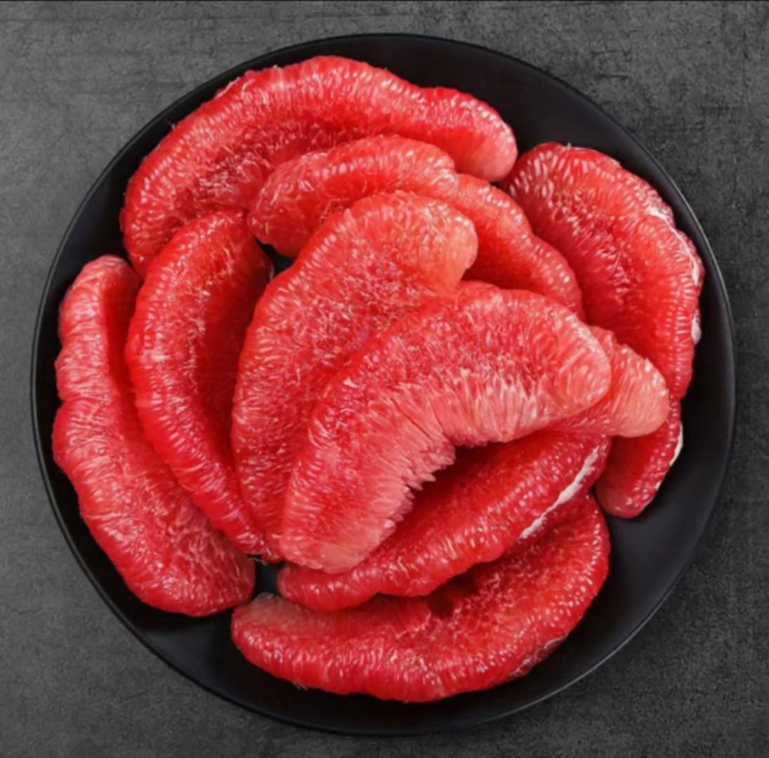 红心柚果肉切片摆盘,色泽鲜艳,适合家庭分享 红心柚果肉切片摆盘