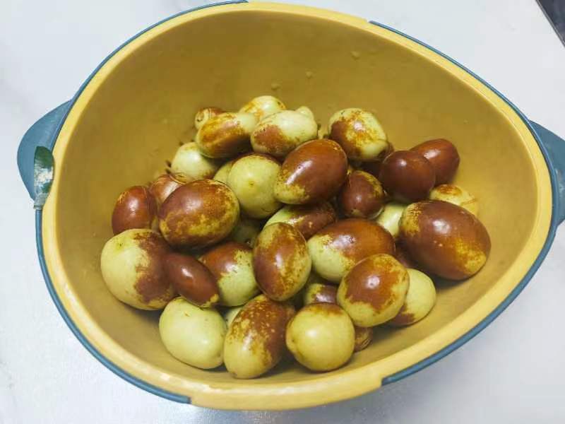 场景化营养配图:展示香酥脆枣作为核心食材的科学组合,强调其在真实饮食场景中的应用逻辑,标签数据与正文严格一致 香酥脆枣营养搭配场景图:左侧竹盘盛放脆枣15g,右侧配核桃2颗、无糖酸奶100ml;背景为实验室营养标签特写,清晰标注“膳食纤维9.2g/100g”“cAMP 42.7μg/g”等关键指标
