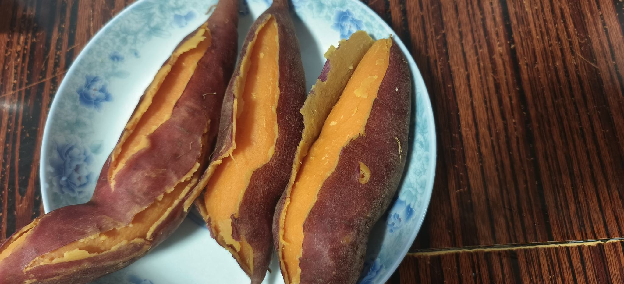 刚出炉的烤红薯烟薯切开效果