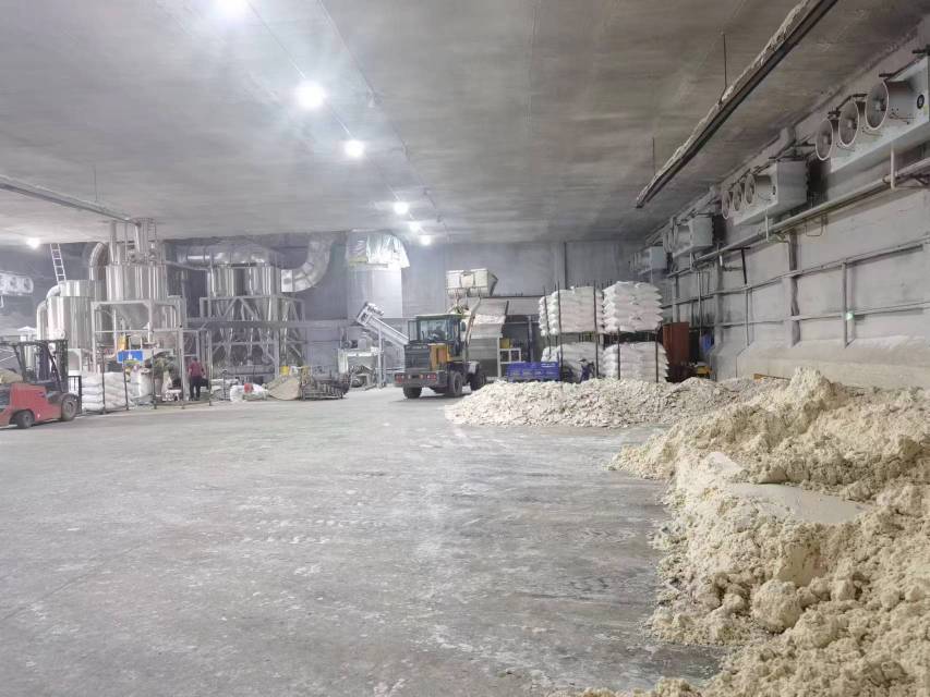 工业化芋头浆液双级过滤作业现场,强调设备洁净度、浆液流动性与温度控制细节,展现标准化生产环境 芋头浆液过滤过程实拍:不锈钢滤网架上流动着乳白浆液,下方接浆桶内液体清亮微泛蓝光,操作人员戴食品级手套调整滤速,背景可见水循环冷却管路