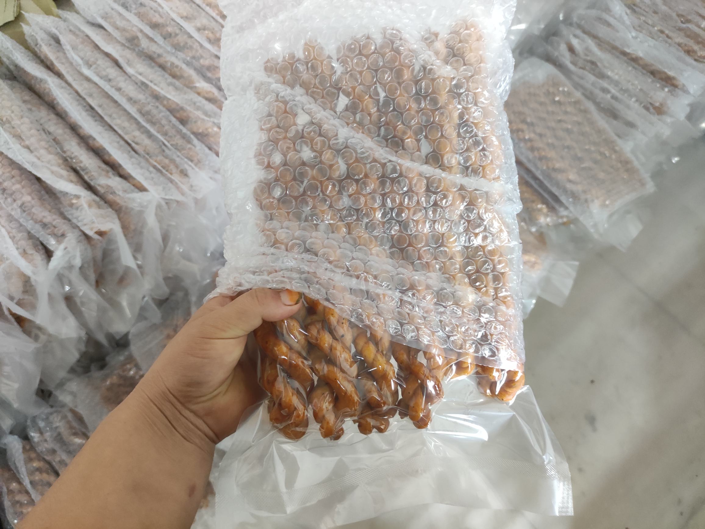 信息图:左侧温度计显示150℃(初炸区),右侧180℃(复炸区),中间为双层控油架实物图,标注'烘焙纸+不锈钢网架',底部有计时器显示'45s'红字 炸制过程温度控制示意图
