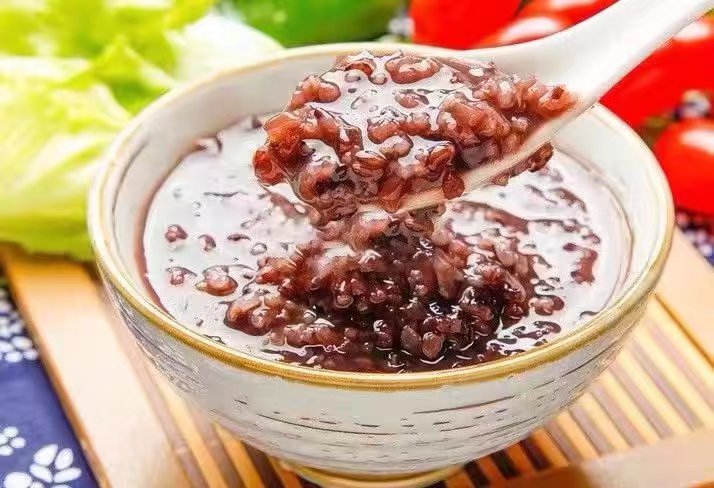 黑豆煲猪尾巴搭配米饭图