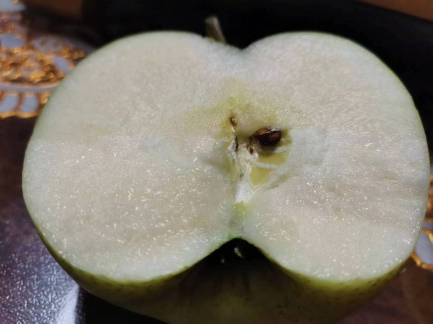 黄元帅苹果果肉切面特写,展示细腻果肉与均匀纹理 黄元帅苹果果肉切面特写