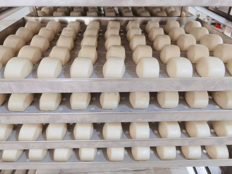 蒸锅中正在蒸制的肉饼与毛豆,蒸汽缭绕 肉饼蒸毛豆蒸制过程