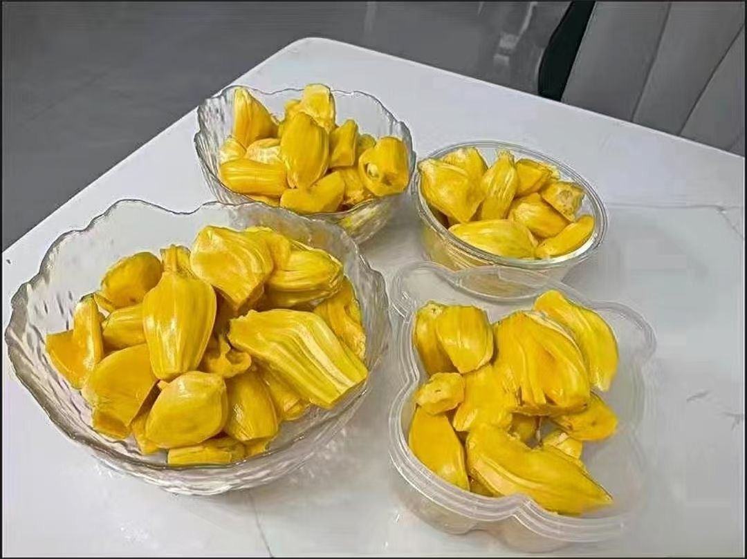 煮好的苹果盛放在碗中