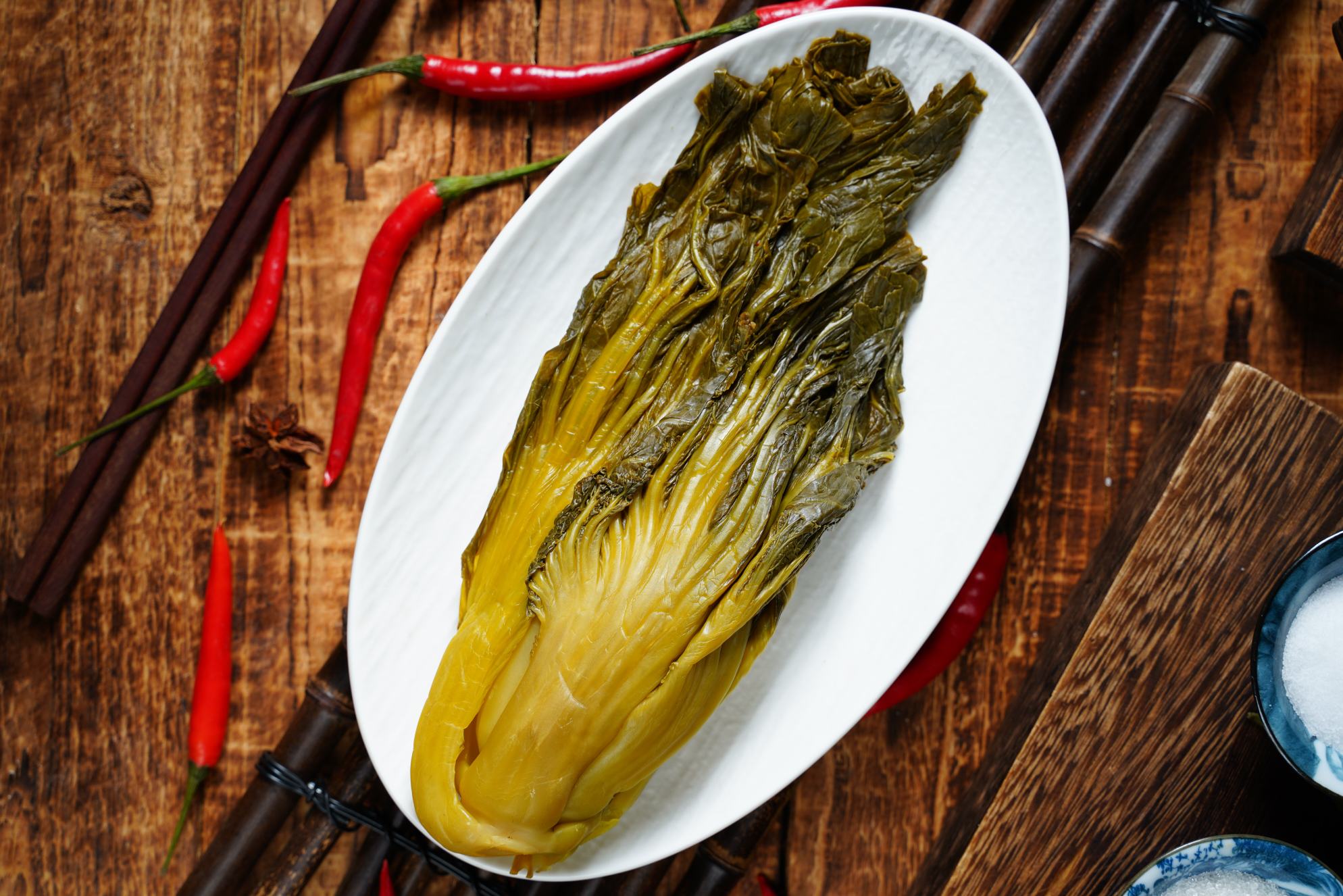 红菜苔与白菜分别切好装盘