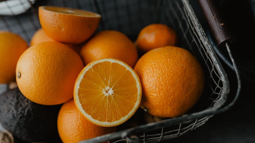 橙子切开展示果肉与果皮