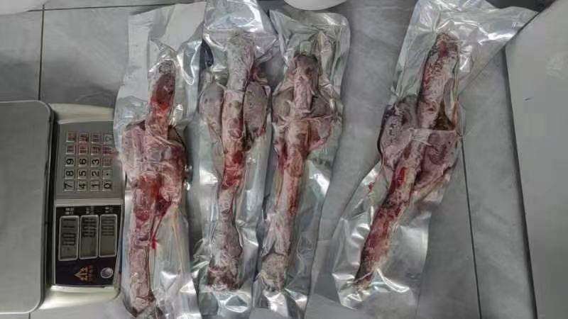 展示鹿鞭糖产品的外包装和成分标签 鹿鞭糖包装与成分表展示图