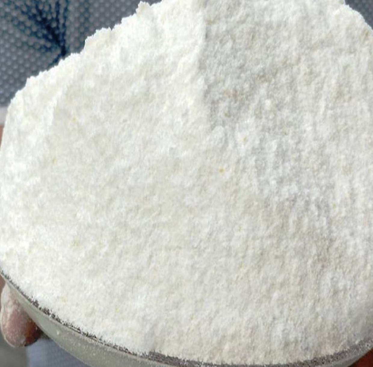 厨师正在中小火翻炒白莲蓉,锅中呈现出浓稠细腻的状态 白莲蓉炒制过程