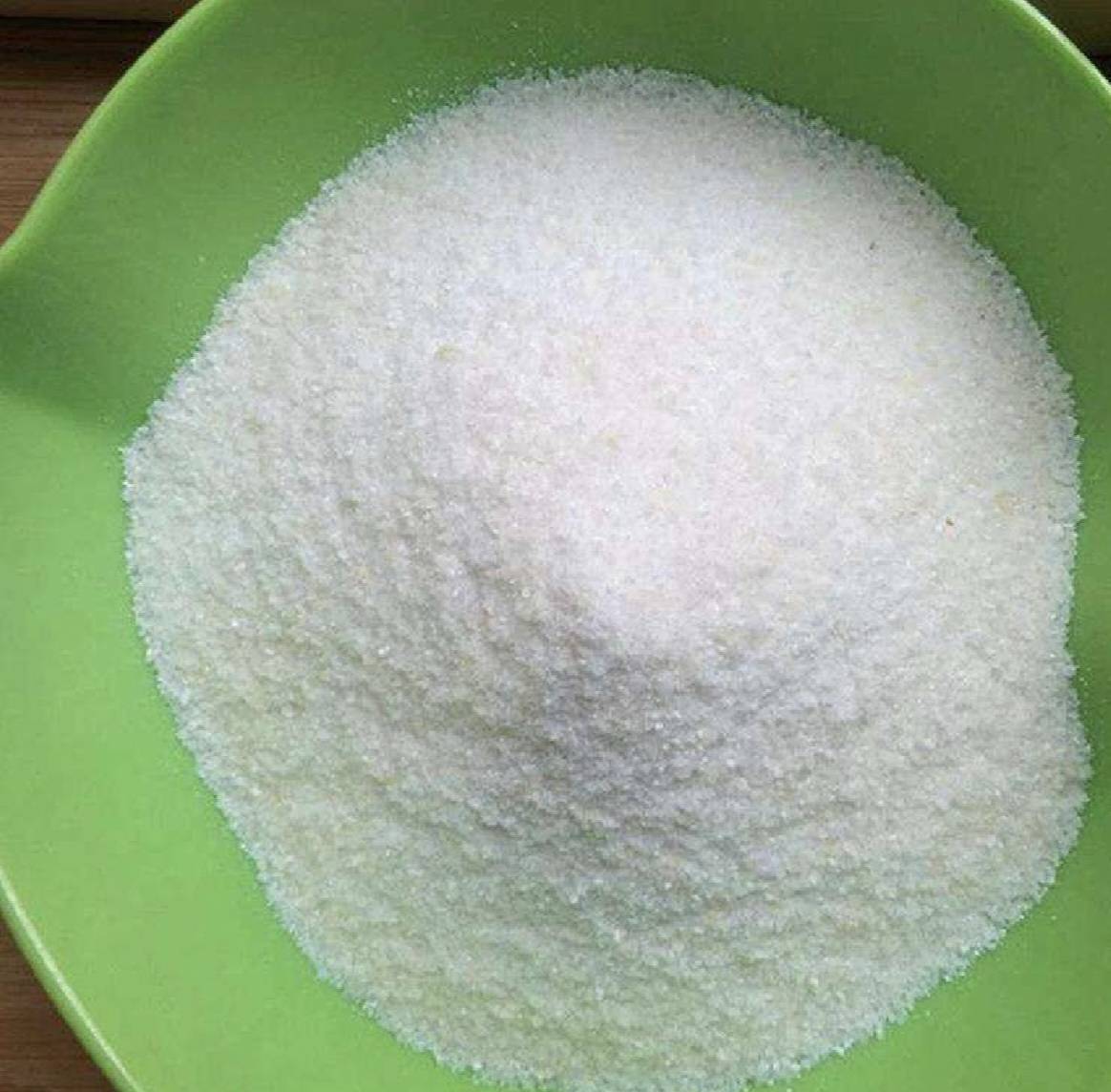 厨师正在搅拌面糊,碗中呈现顺滑无颗粒的面糊状态 炸茄子夹的面糊怎么和 - 面糊搅拌过程图