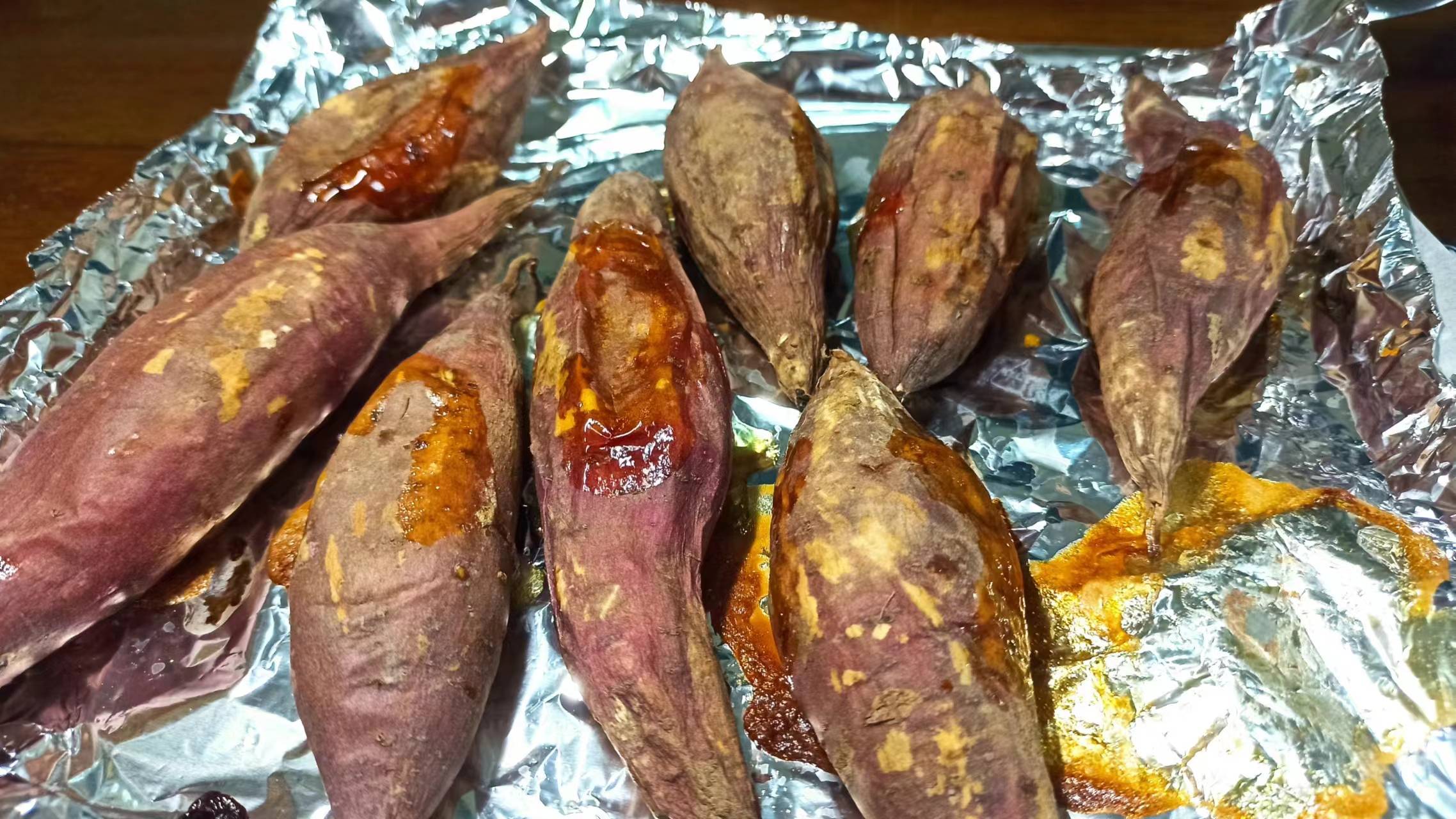刚出炉的烤烟薯静置与切开展示