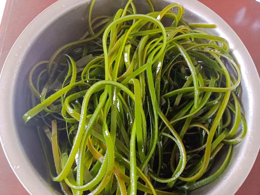 焯水后的干海带丝