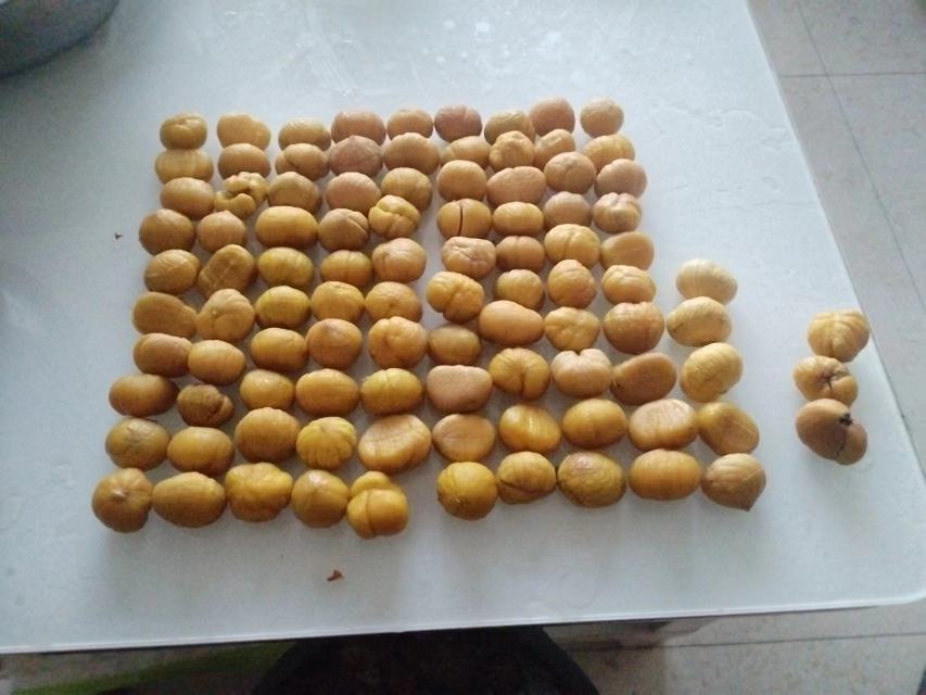 展示板栗仁在锅中炸制的细节,油泡均匀,色泽金黄 油板栗仁炸制过程