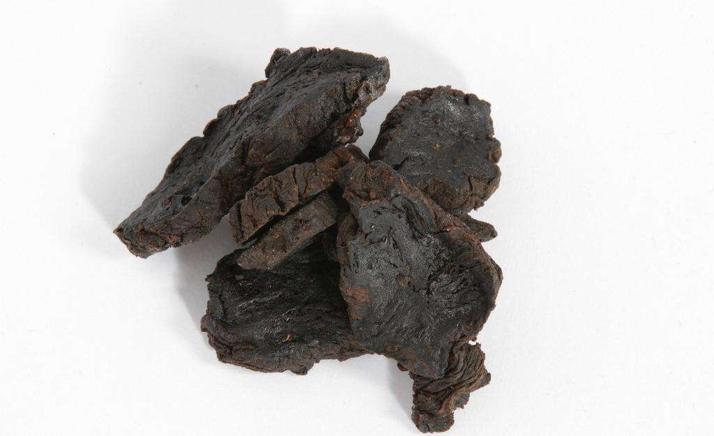 专业中医诊疗场景:资深主治医师采用传统三部九候法切按患者左关脉(对应肝)、右寸脉(对应心),评估脉象是否呈现‘细数无力’(阴虚)或‘弦数有力’(肝火),桌面左侧为道地怀熟地黄饮片,右侧为《中华人民共和国药典》2020年版及《中医内科学》教材,强调辨证施膳的临床规范性 中医师正在用三指切脉法诊察患者左手关部脉象,背景为标准中医四诊仪器台,桌面摆放熟地黄饮片与《中药学》教材