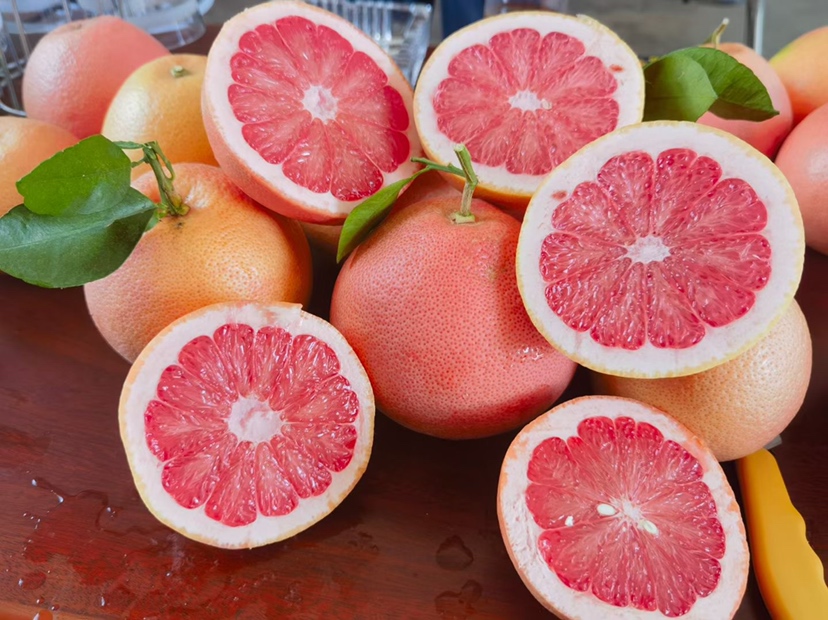 葡萄柚与其他水果对比摆放图