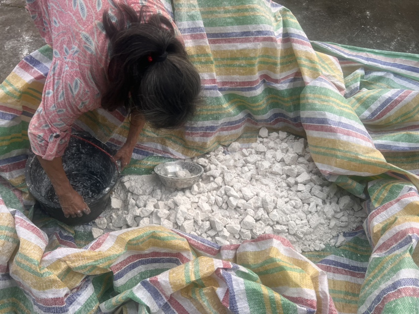 一位母亲在厨房中使用搅拌机将蒸熟的红薯打成泥状,准备宝宝辅食 妈妈正在厨房用搅拌机制作红薯泥