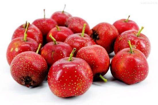 展示正在熬制中的山楂酱,锅中为红色浓稠果浆 家庭厨房中制作山楂酱的过程