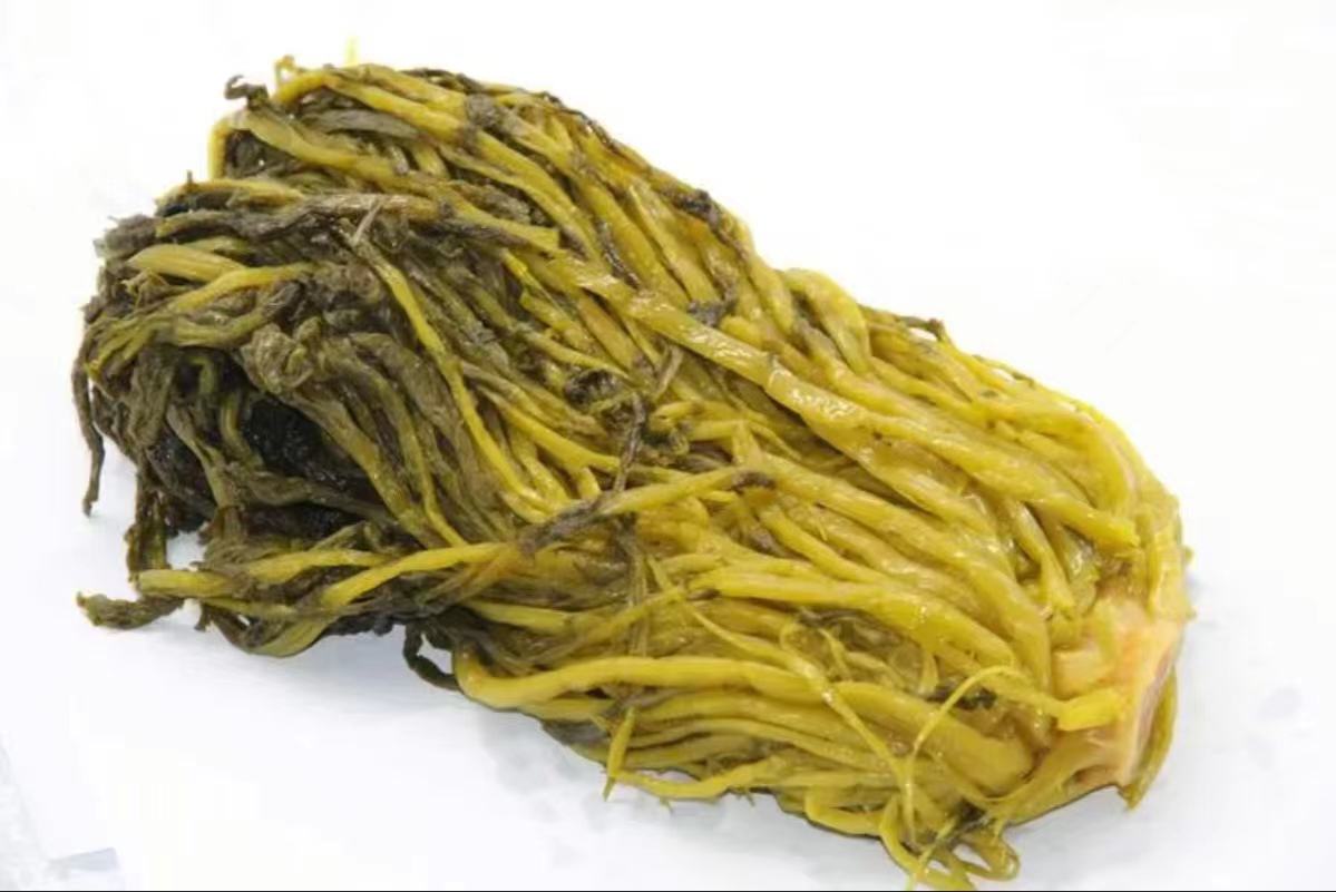 腌制中的泡菜小黄瓜浸泡在红色泡菜汁中,红辣椒、蒜片清晰可见 泡菜小黄瓜在玻璃罐中腌制过程