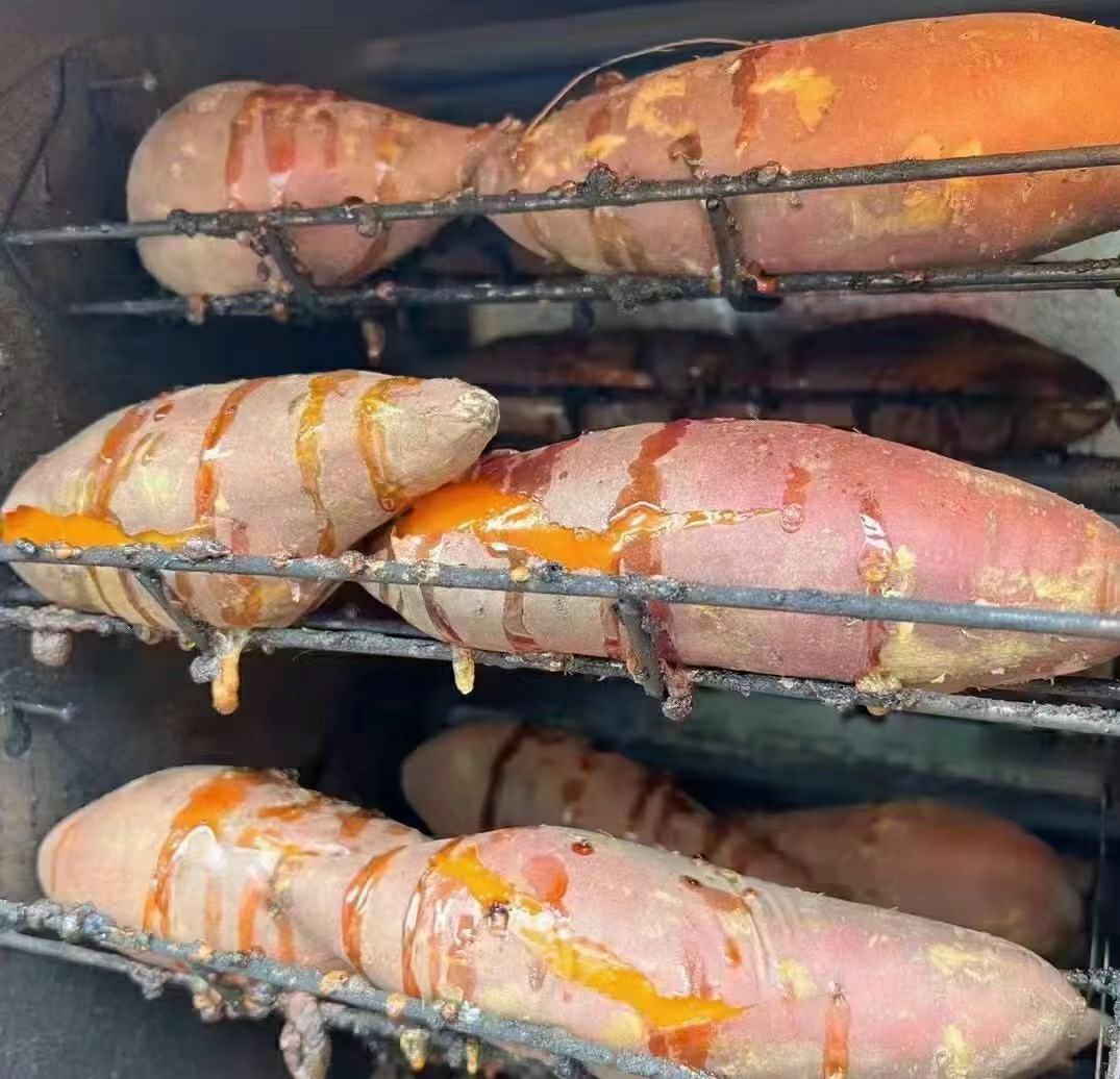 烤箱中正在烘烤的烟薯