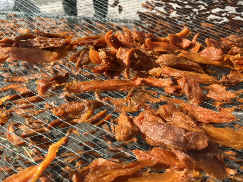 茄子干特写,展示其干燥质地与颜色 茄子干特写