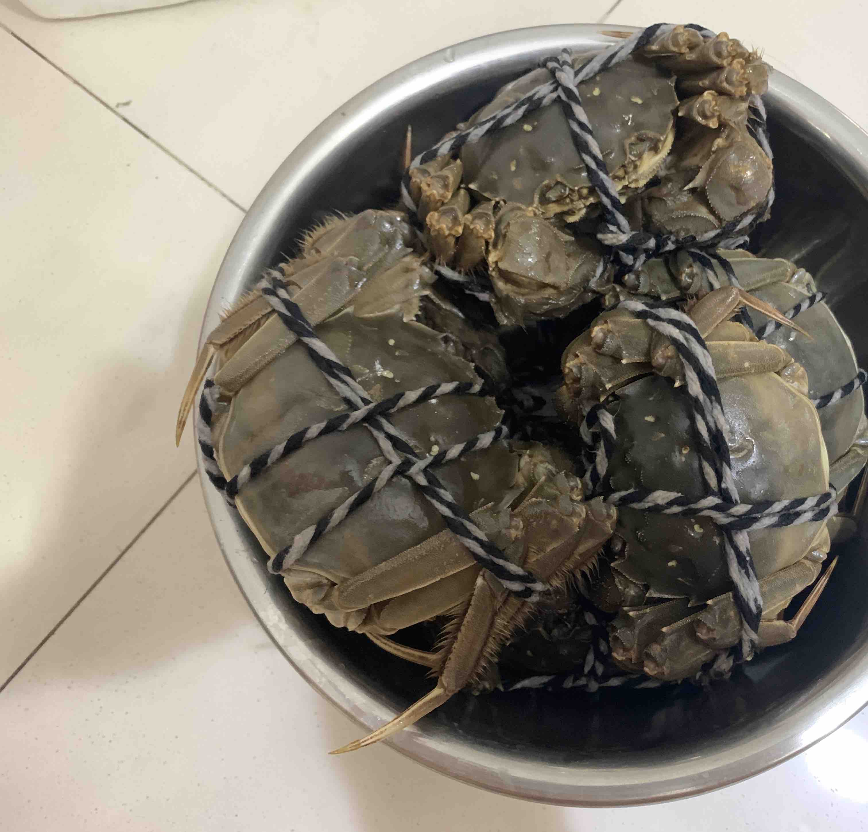 一家人围坐在餐桌前享用大闸蟹，气氛温馨愉悦