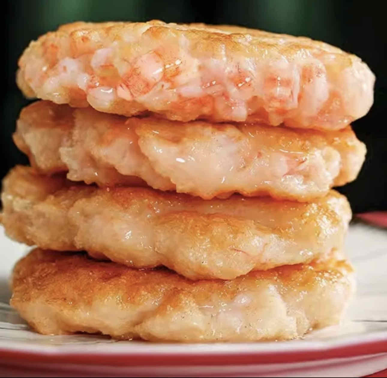 小葱饼子拌虾皮成品图,金黄酥脆的饼子搭配鲜香虾皮,色泽诱人,香气扑鼻 小葱饼子拌虾皮成品图