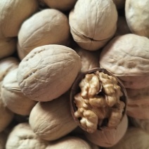[牛]新疆薄皮核桃，手剥烤核桃，货真价实，线上交易，货发全国。