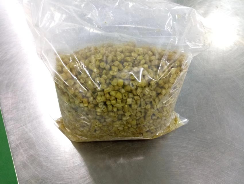 四季豆酸豆角三种吃法拼图:左上为红亮油润的酸豆角炒肉末,右上为奶白豆腐羹浮着翠绿豆角碎,左下为紫菜包裹的三角饭团切面露出褐色米饭与绿色豆角粒 四季豆酸豆角三种吃法拼图:左上为红亮油润的酸豆角炒肉末,右上为奶白豆腐羹浮着翠绿豆角碎,左下为紫菜包裹的三角饭团切面露出褐色米饭与绿色豆角粒