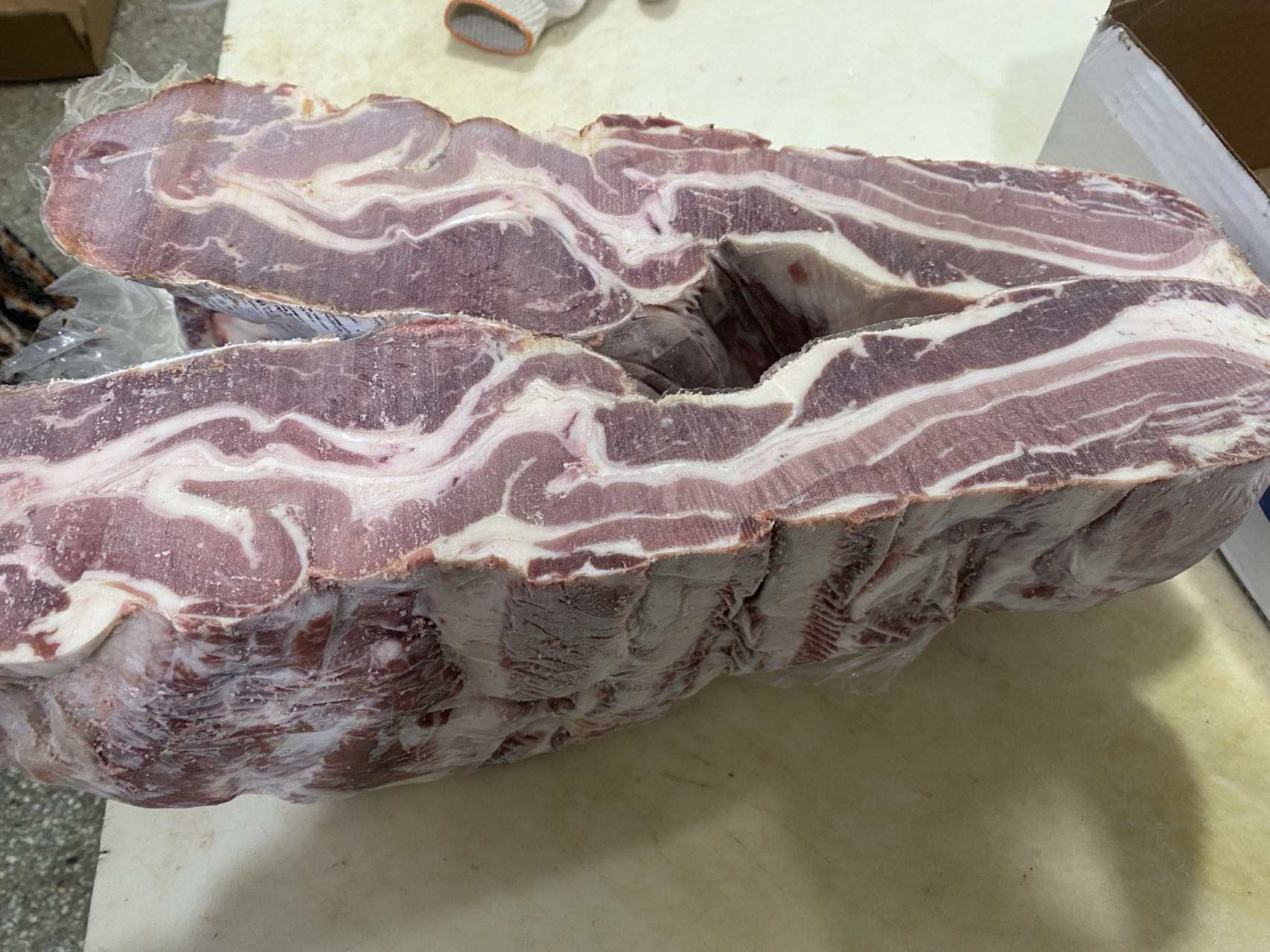 秦川牛肉与西门塔尔牛肉切面显微结构对比