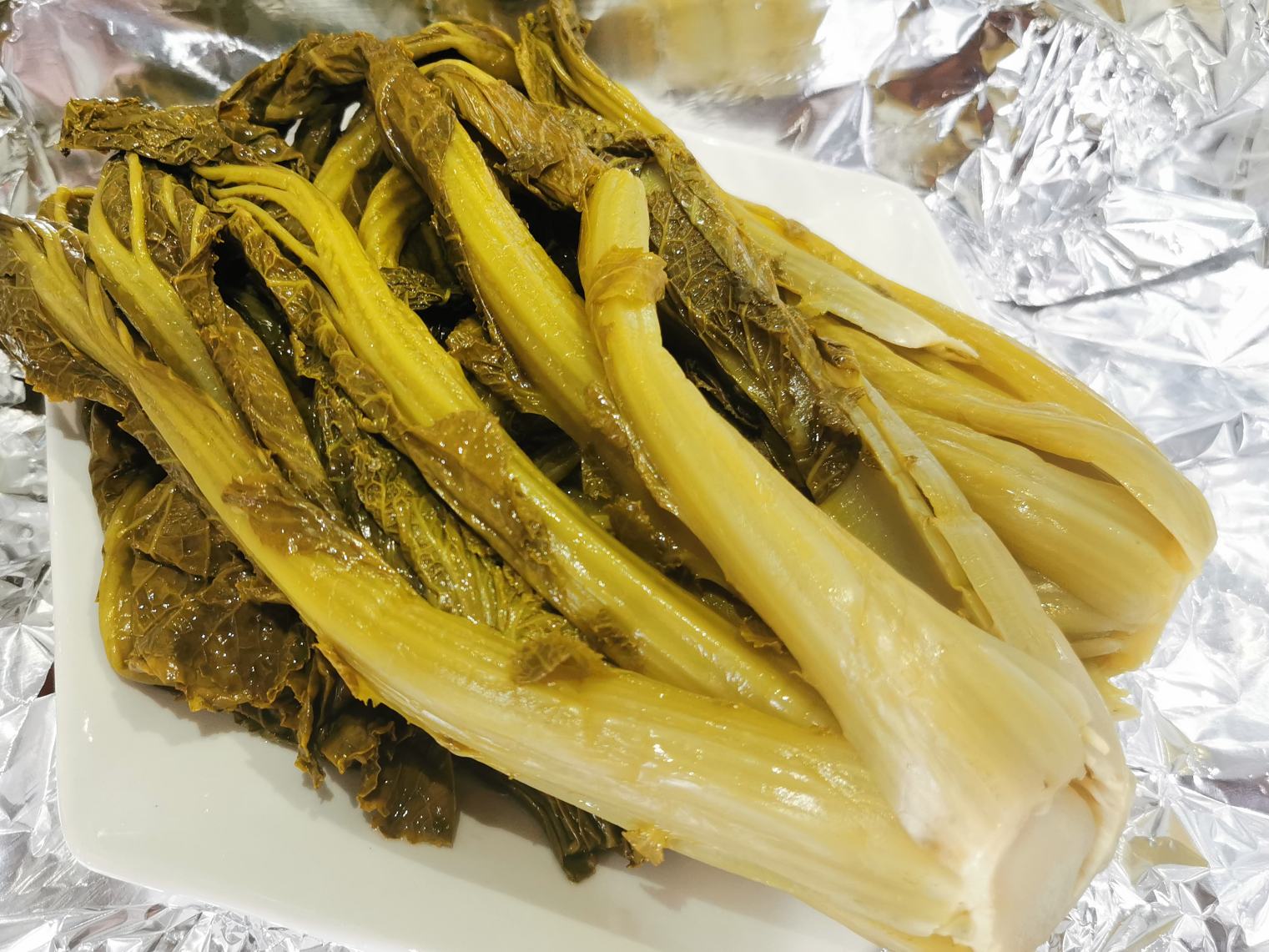 湖南传统酸包菜制作现场,工人正在将圆包菜切丝后装坛发酵 湖南酸包菜制作过程