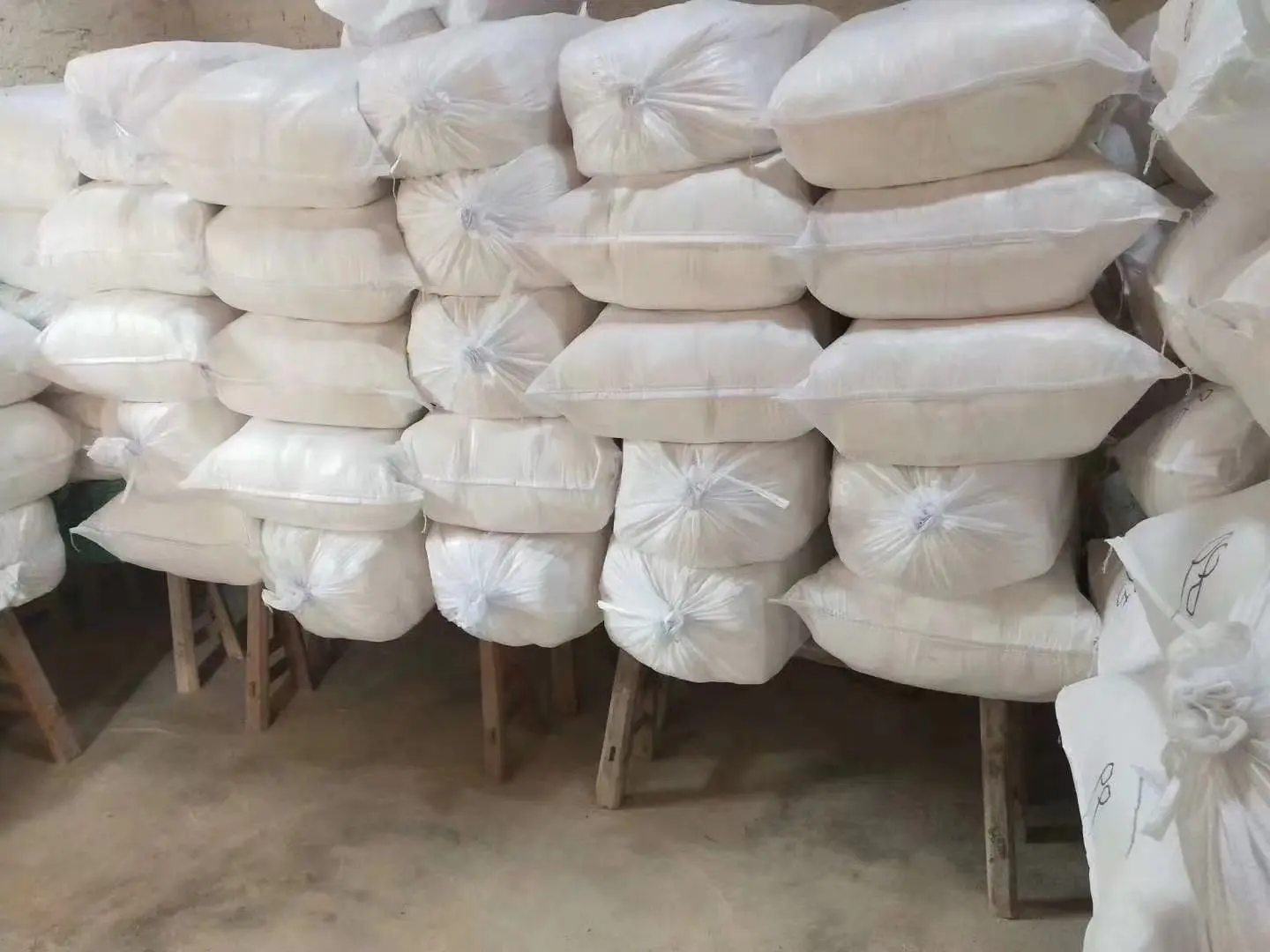 展示不同包装和形态的粉葛产品,包括袋装粉剂和块状原料 粉葛产品展示