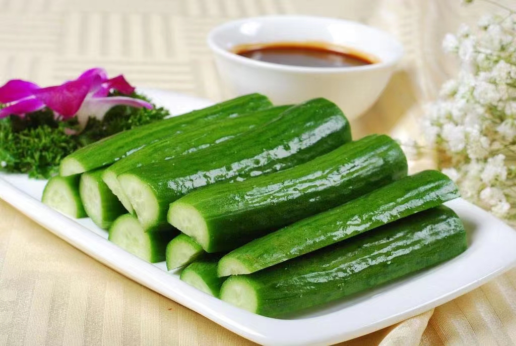 酸甜小黄瓜餐桌搭配图